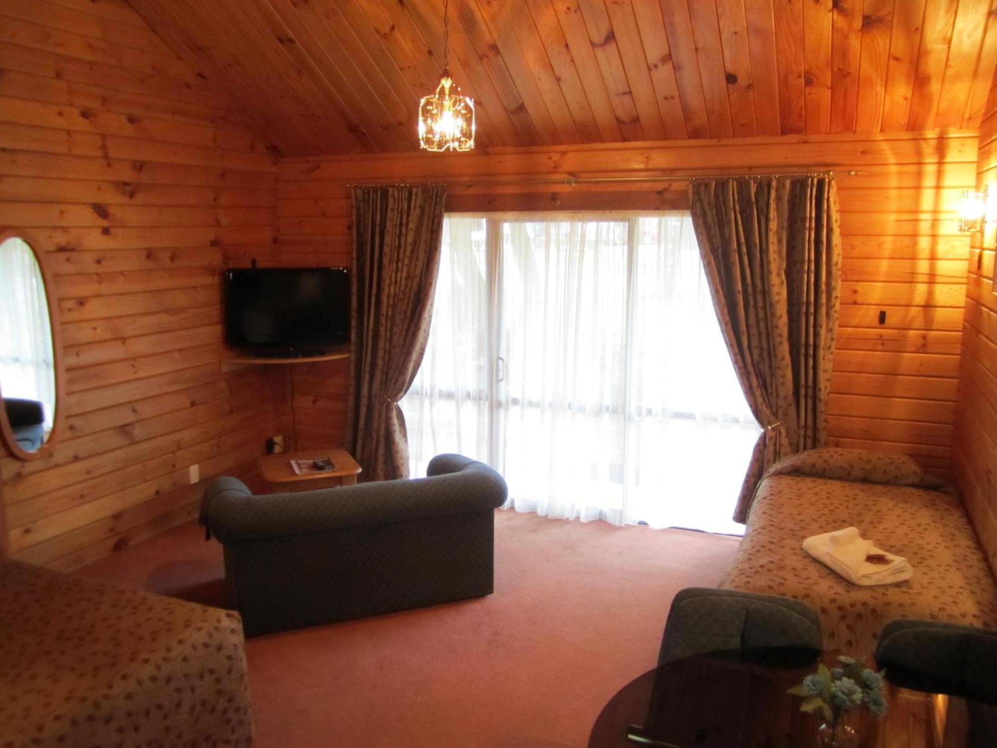 Alpine Lodge Motel Ханмер-Спрингс Экстерьер фото